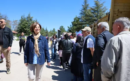 Eskişehir Büyükşehir Belediye Başkanı Ayşe Ünlüce bayram arifesinde mezarlık ziyaretçileriyle buluştu