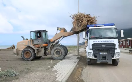 Hatay Büyükşehir Belediyesi Samandağ Sahili’nde Selin Taşıdığı Atıkları Temizliyor