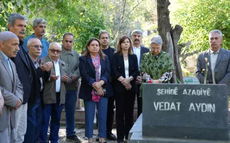 Diyarbakır Büyükşehir Belediyesi Eşbaşkanı Serra Bucak, Vedat Aydın’ın mezarını ziyaret etti