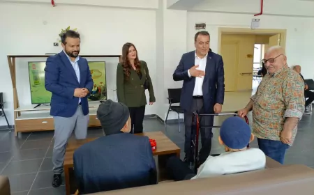 Milliyetçi Hareket Partisi Eskişehir İl Başkanı Ayhan Sezer Huzurevi Sakinleriyle Bayram Sevincini Paylaştı