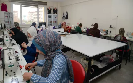 Diyarbakır Büyükşehir Belediyesi Moda Tasarım Atölyesinde Kadınlar Meslek Edinerek Üretime ve İstihdama Katılıyor