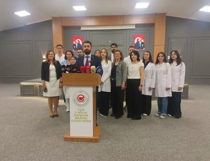 Türkiye’de 14 Mayıs Bilimsel Eczacılık Günü: Eczacıların Rolü ve Mesleki Sorunlar Vurgulandı