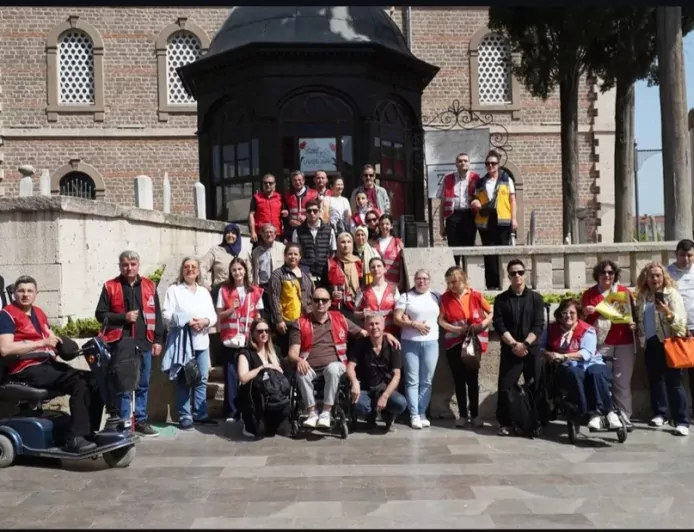 Altı Nokta Körler Derneği Üyeleri ve İşitme Engelliler Balıkesir’i Keşfetti