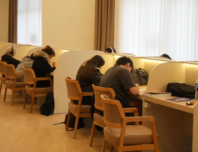 Düzce Fibrobeton Kütüphanesi Öğrencilerden Yoğun İlgi Görüyor “Kütüphanenin Huzurlu Ortamı Çalışma İsteğimi Artırıyor”