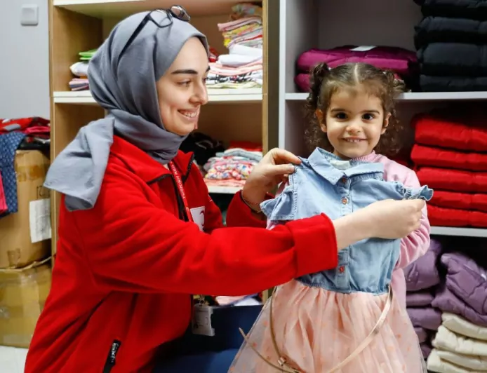 Türk Kızılay Bayram Öncesi İhtiyaç Sahibi Ailelere Bayramlık Desteğini Sürdürüyor