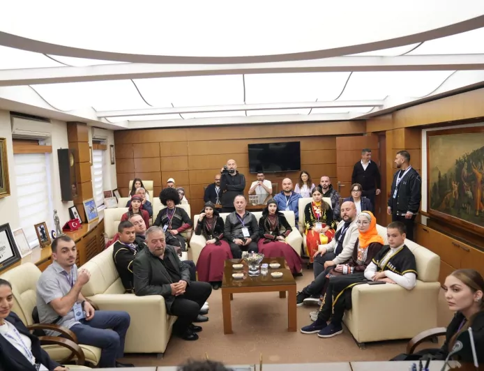 Giresun’daki 49. Uluslararası Aksu Festivali’nde misafir halk oyunları ekiplerinden Başkan Fuat Köse’ye ziyaret