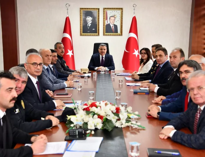 Düzce Valisi Cevdet Atay Başkanlığında “Okul ve Çevresi Güvenlik Tedbirleri Toplantısı” Düzenlendi
