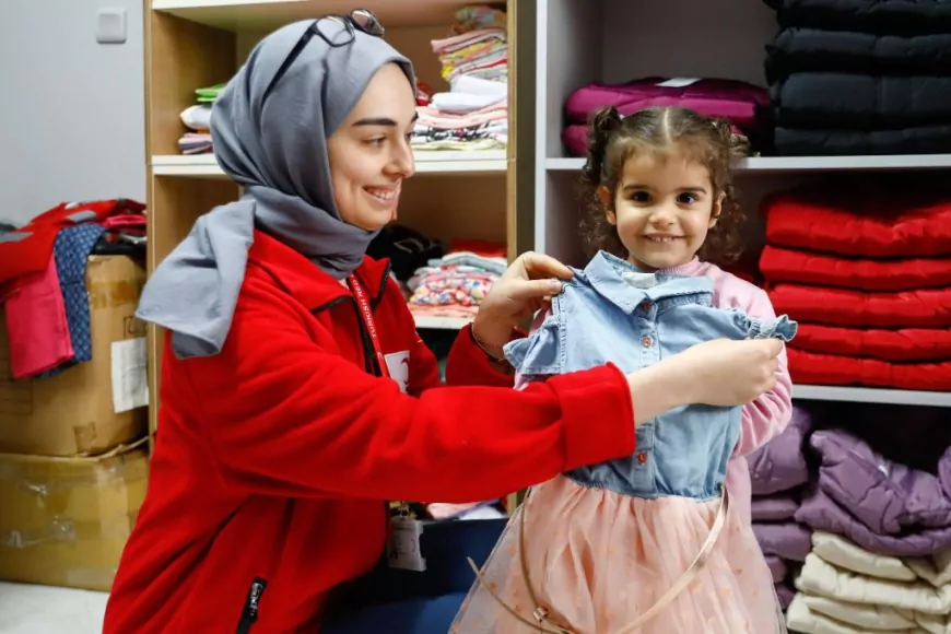 Türk Kızılay Bayram Öncesi İhtiyaç Sahibi Ailelere Bayramlık Desteğini Sürdürüyor
