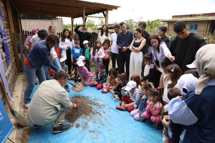 Diyarbakır’da üniversite ve anaokulu öğrencileri Kerpiç Atölyesi’nde sürdürülebilir yapıları deneyimledi