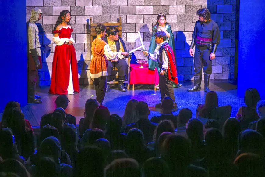 Kuzey Kıbrıslı özel çocukların “Hamlet Olmak” performansı İzmir’de ayakta alkışlandı