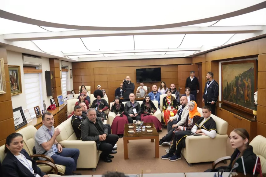 Giresun’daki 49. Uluslararası Aksu Festivali’nde misafir halk oyunları ekiplerinden Başkan Fuat Köse’ye ziyaret