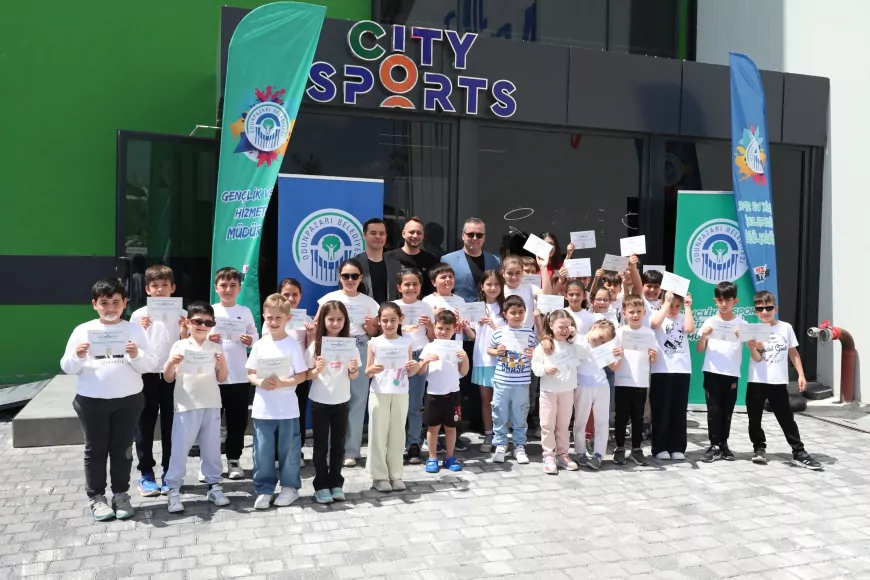 Minik yüzücüler katılım belgelerini aldı