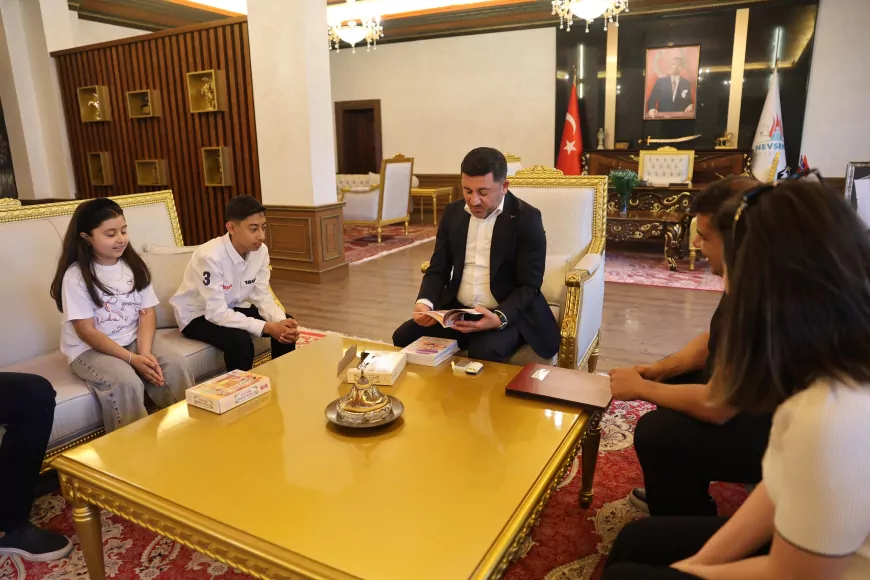 Rasim Arı, Kitap Kurdu Eymen Açık’ı Belediyede Ağırladı