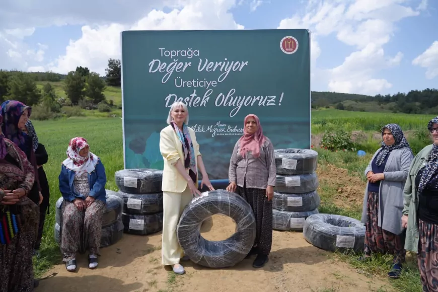 Bilecik Belediye Başkanı Melek Mızrak Subaşı Kızıldamlar Köyü Çiftçileriyle Buluşarak Sulama Borusu Dağıttı