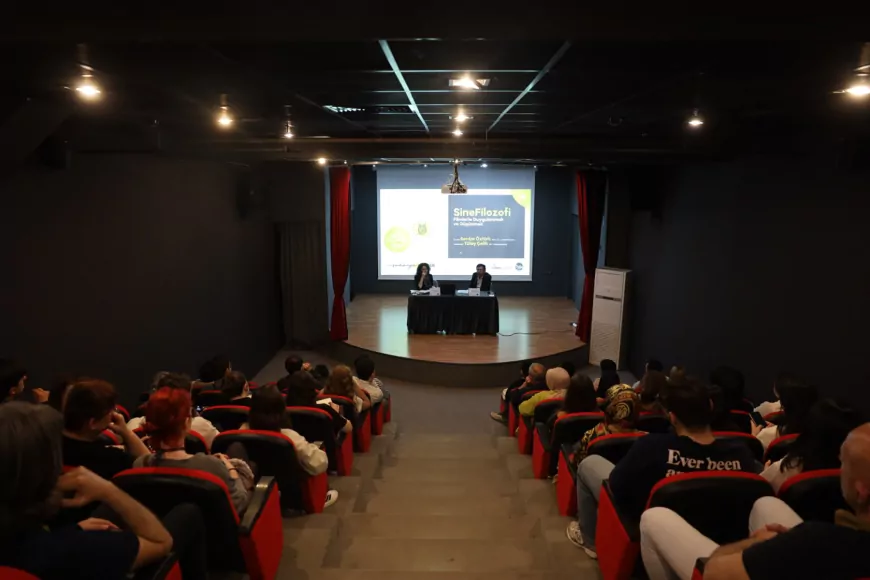 Prof. Dr. Serdar Öztürk Sakarya’da “SineFilozofi” söyleşisinde: “Her film izleyici için yeni bir düşünce alanı açıyor”
