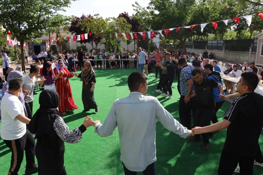 Şanlıurfa Büyükşehir Belediyesi’nin Engelliler Haftası Sıra Gecesinde Renkli ve Duygusal Anlar Yaşandı
