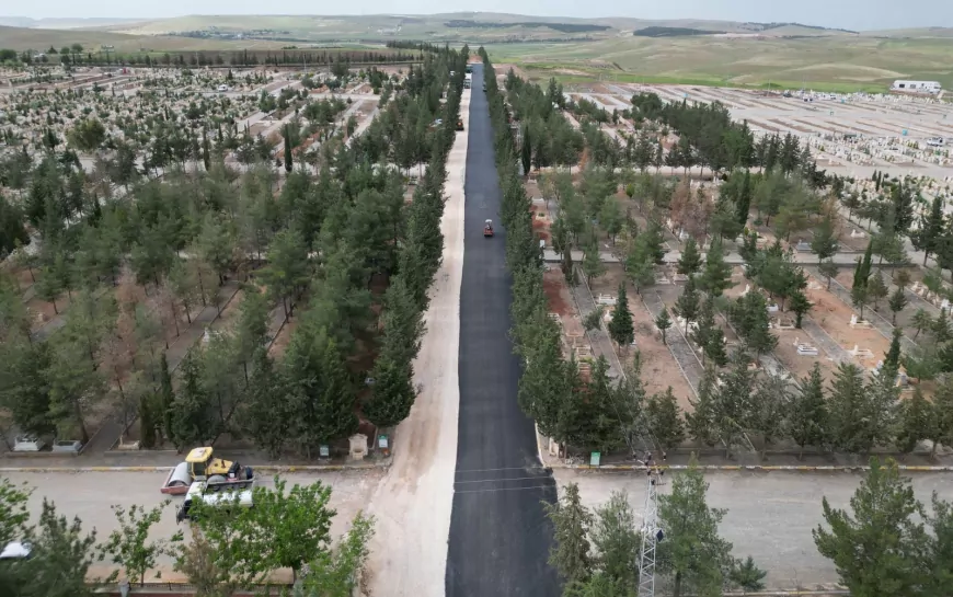 Şanlıurfa Büyükşehir Belediyesi Yeni Asri Aile Mezarlığı Yolunu Sıcak Asfaltla Yeniledi