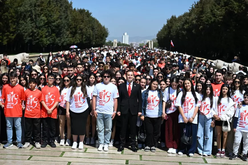 Balıkesir Büyükşehir Belediye Başkanı Ahmet Akın 1071 gençle Anıtkabir’de Ata’nın huzuruna çıktı