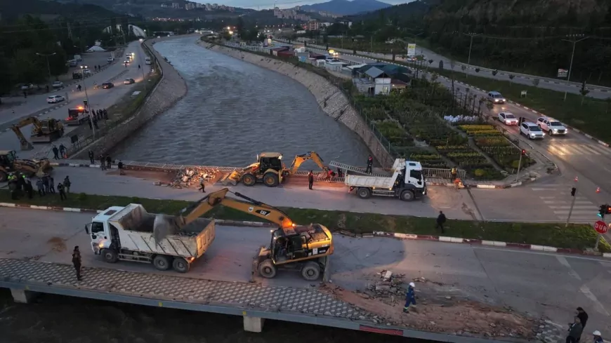 Tokat’ta Taşkın Riskine Karşı ÇEDAŞ Köprüsü Kontrollü Şekilde Yıkılıyor