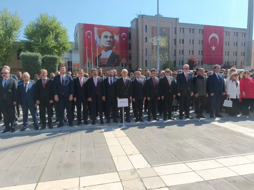 19 Mayıs Atatürk’ü Anma Gençlik ve Spor Bayramı Kapsamında Çelenk Sunma Töreni Düzenlendi