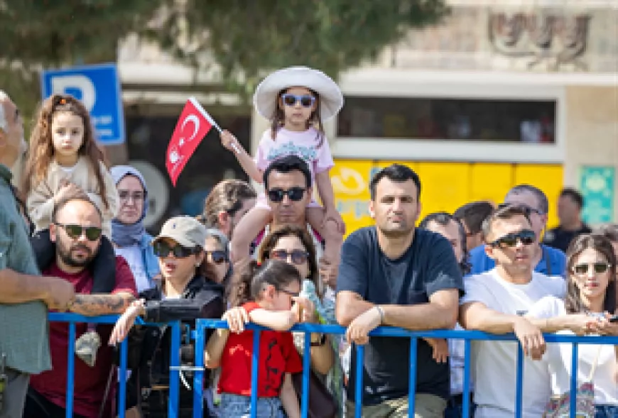 İzmir’de 19 Mayıs Coşkusu Cumhuriyet Meydanı’nı Türk Bayrakları ve Gençlik Gösterileriyle Doldurdu