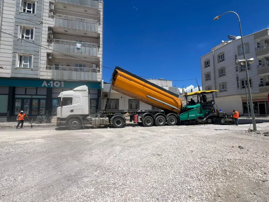 Şanlıurfa Büyükşehir Belediyesi Viranşehir’de Uğur Boran Caddesi’ni sıcak asfaltla yeniliyor