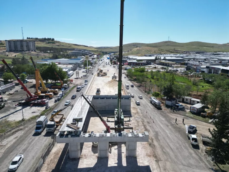 Şanlıurfa Büyükşehir Belediyesi’nin Evren Sanayi Sitesi Kavşak Projesinde Kiriş Montajı Başladı
