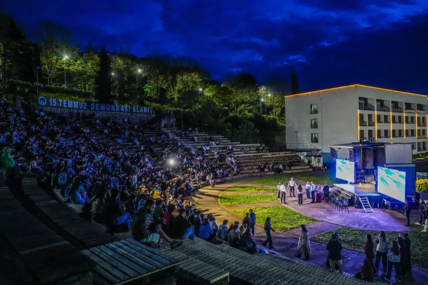 Trabzon Büyükşehir Belediyesi Şehir Tiyatrosu’nun “Ünlü Show” Gösterisi Sanatseverlerden Yoğun İlgi Gördü