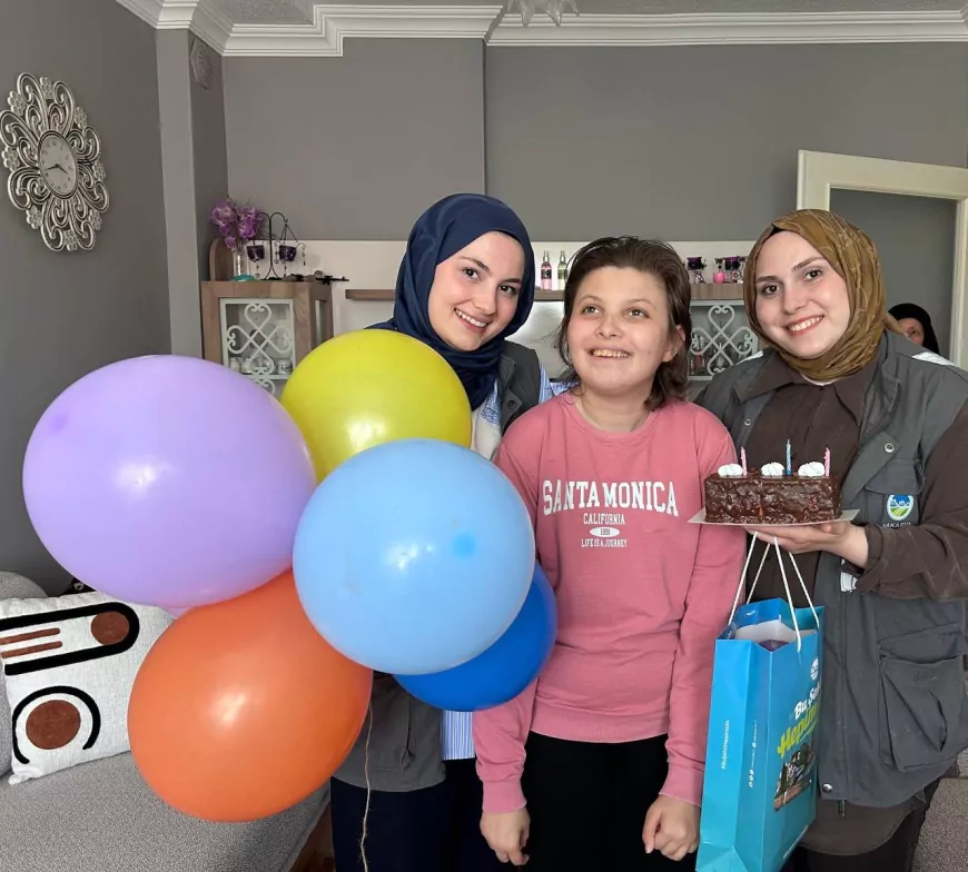 Sakarya Büyükşehir Belediyesi’nden özel gereksinimli bireylere doğum günü sürprizi