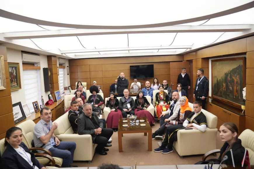 Giresun’daki 49. Uluslararası Aksu Festivali’nde misafir halk oyunları ekiplerinden Başkan Fuat Köse’ye ziyaret