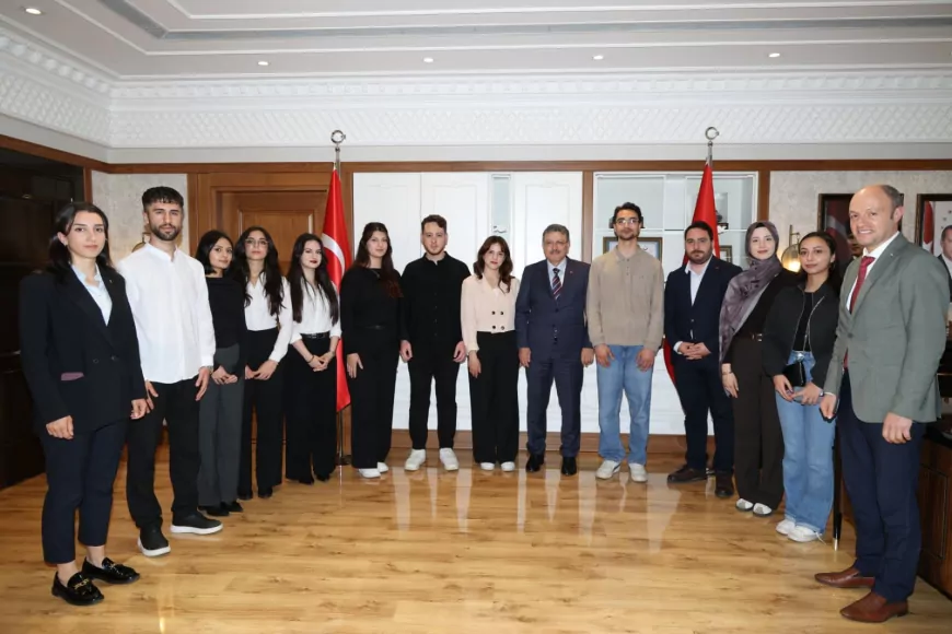 Trabzon Büyükşehir Belediye Başkanı Ahmet Metin Genç başarılı hukuk öğrencilerine ödüllerini takdim etti