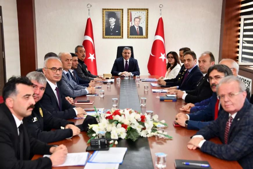 Düzce Valisi Cevdet Atay Başkanlığında “Okul ve Çevresi Güvenlik Tedbirleri Toplantısı” Düzenlendi