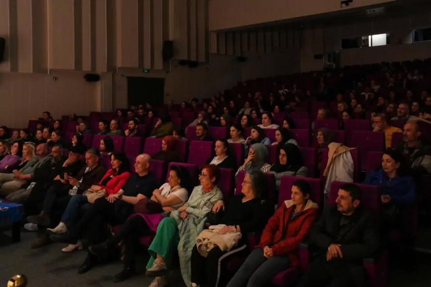 Trabzon Büyükşehir Belediyesi’nin “Bekleme Odası” Oyunu Tiyatroseverlerden Yoğun İlgi Gördü