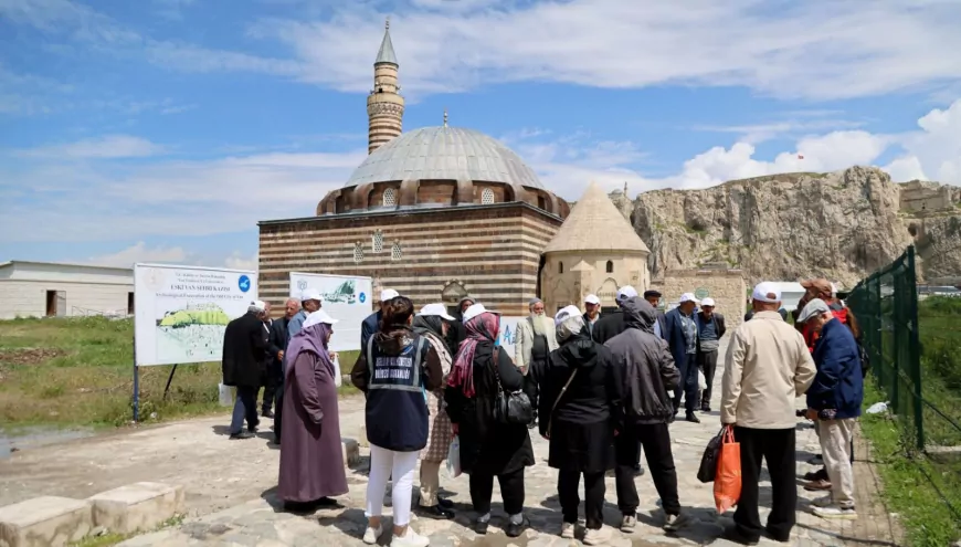 Van Büyükşehir Belediyesi’nin “Yürüdükçe Hatırlarız” Projesinin İlk Rotası Eski Van Şehri Oldu