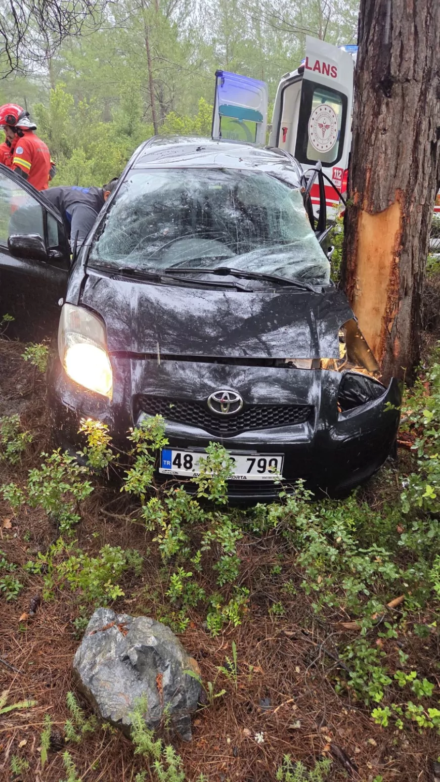 Muğla Bodrum’da yoğun yağış nedeniyle kontrolden çıkan otomobil ağaca çarptı