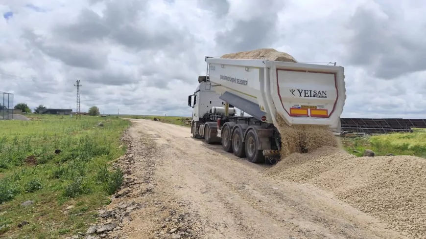 Şanlıurfa Büyükşehir Belediyesi kırsal mahallelerde yol çalışmalarını birçok ilçede eş zamanlı sürdürüyor