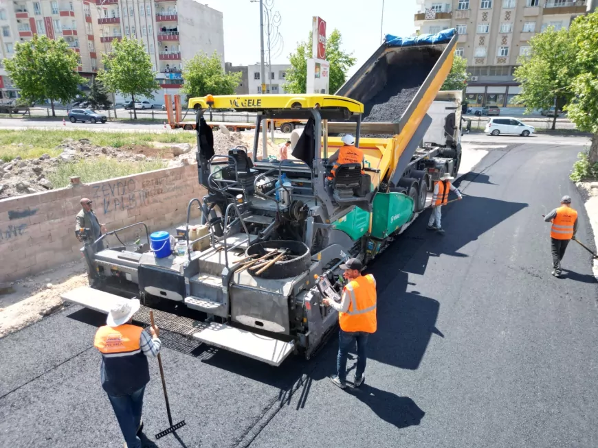 Şanlıurfa Büyükşehir Belediyesi Viranşehir’de Uğur Boran Caddesi’ni sıcak asfaltla yeniledi