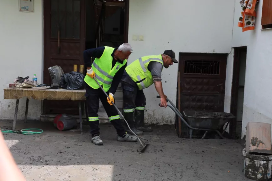 Hatay Büyükşehir Belediyesi Dörtyol’da Sağanak Sonrası Tahliye ve Temizlik Çalışmalarını Sürdürüyor