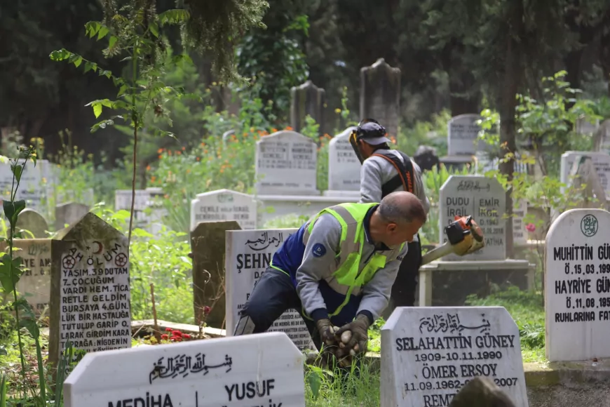 Bursa Büyükşehir Belediyesi 17 İlçedeki Mezarlıkları Kurban Bayramı Öncesi Hazır Hale Getirdi