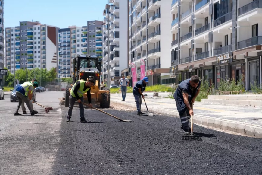 Diyarbakır Büyükşehir Belediyesi merkez ve kırsal ilçelerde yol bakım çalışmalarını sürdürüyor