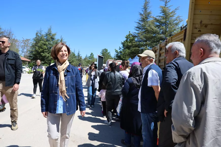 Eskişehir Büyükşehir Belediye Başkanı Ayşe Ünlüce bayram arifesinde mezarlık ziyaretçileriyle buluştu