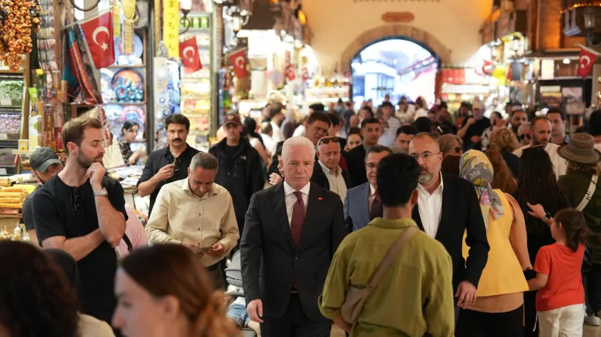 İstanbul Valisi Davut Gül Kurban Bayramı Arifesinde Tarihi Mısır Çarşısı’nda Esnaf ve Vatandaşlarla Buluştu