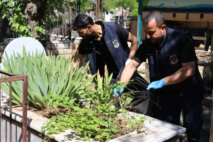 Şanlıurfa Büyükşehir Belediyesi Kurban Bayramı Öncesi Mezarlıkları Ziyarete Hazır Hale Getirdi