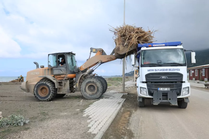 Hatay Büyükşehir Belediyesi Samandağ Sahili’nde Selin Taşıdığı Atıkları Temizliyor