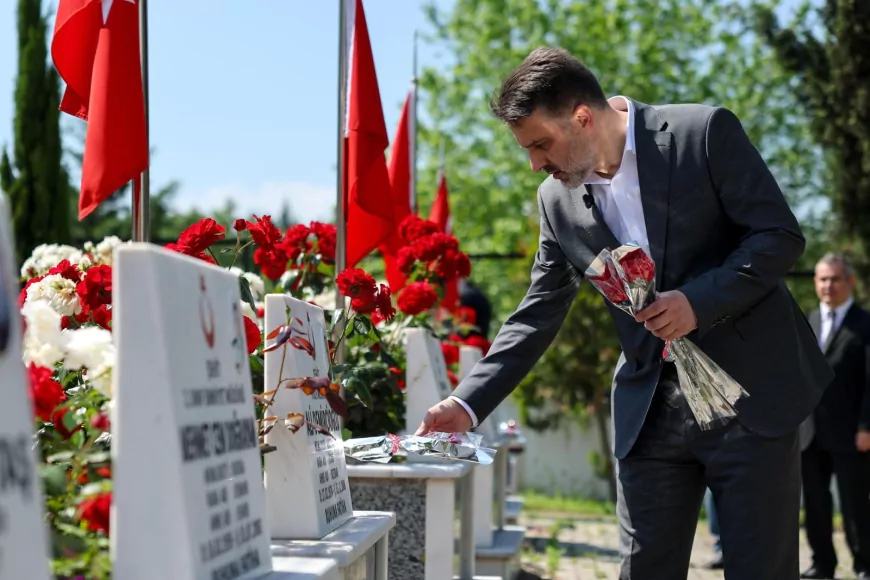 Bursa Büyükşehir Belediyesi Başkan Vekili Şahin Biba arefe gününde şehitlikleri ziyaret edip esnafın bayramını kutladı