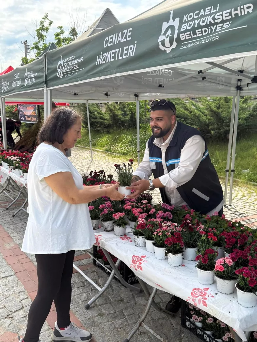 Kocaeli Büyükşehir Belediyesi mezarlıklarda ücretsiz çiçek ve servis hizmeti sundu
