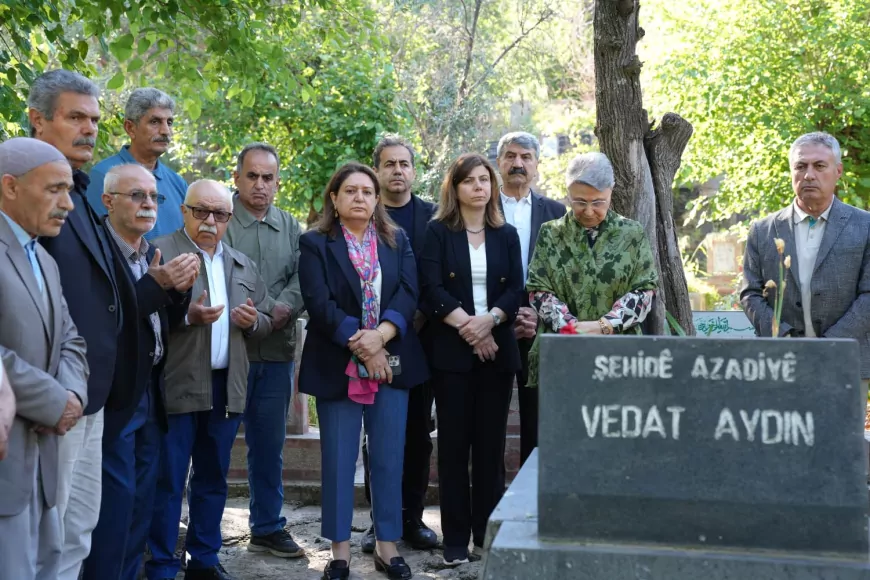 Diyarbakır Büyükşehir Belediyesi Eşbaşkanı Serra Bucak, Vedat Aydın’ın mezarını ziyaret etti