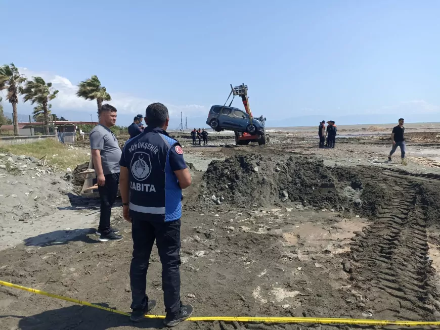 Hatay Büyükşehir Belediyesi Aşırı Yağışların Etkilerini Azaltmak İçin 160 Araç ve 405 Personelle Sahaya İndi