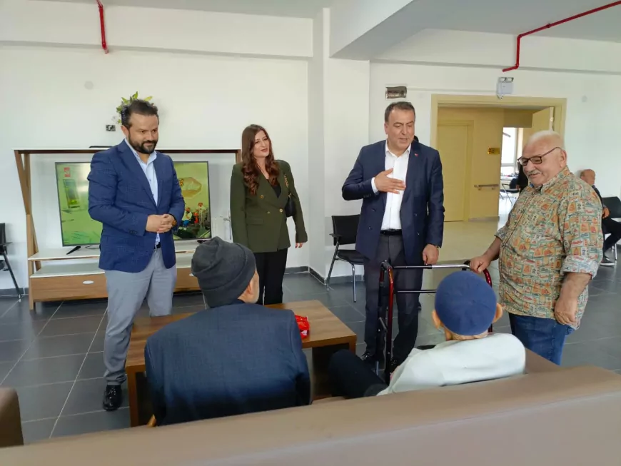Milliyetçi Hareket Partisi Eskişehir İl Başkanı Ayhan Sezer Huzurevi Sakinleriyle Bayram Sevincini Paylaştı