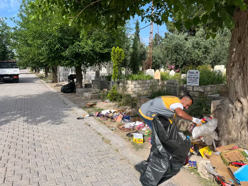 Mardin Büyükşehir Belediyesi Kurban Bayramı Öncesi Mezarlıklarda Temizlik ve Bakım Çalışmalarını Sürdürüyor
